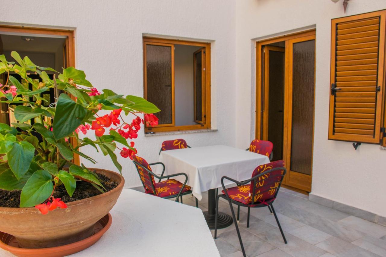 Apartments White & Green In Malinska Exterior foto