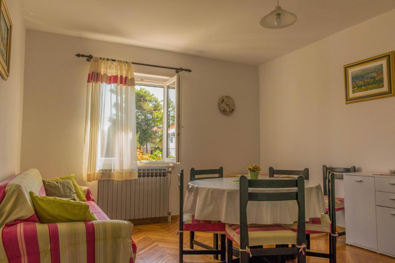 Apartments White & Green In Malinska Exterior foto